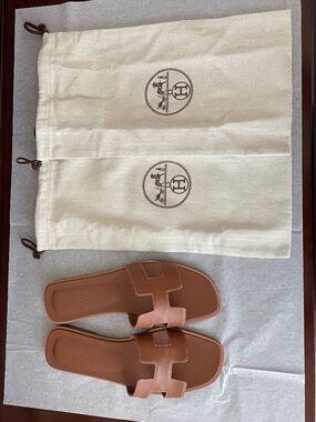 Hermès Oran Sandals Gold Leather Size 38.5 Worn Twice Slides H Logo